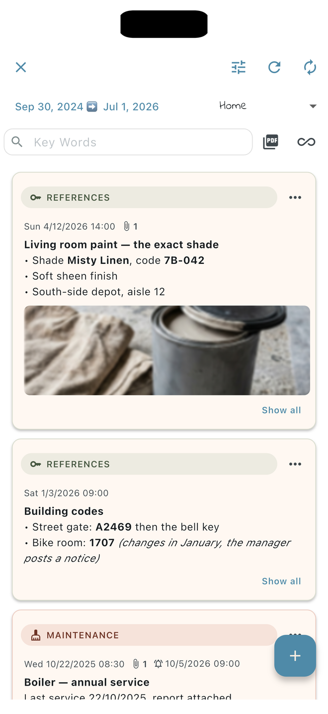 Notizbuch „Home“: der Fälligkeitstermin einer Hausratversicherung, Referenz und Maße eines Lüftungsfilters und der genaue Farbton der Wohnzimmerfarbe mit Code und Foto. Die App wird hier auf Englisch gezeigt.