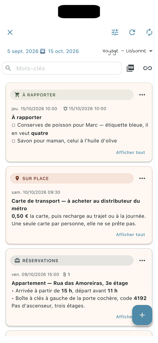 Carnet « Voyage — Lisbonne » : une liste à cocher de choses à rapporter, le prix de la carte de transport, et la réservation de l’appartement avec le code de la boîte à clés.